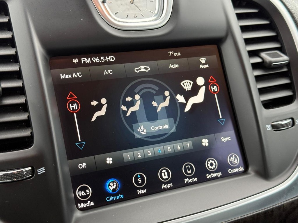 Chrysler 300 Vehicle Full-screen Gallery Image 14