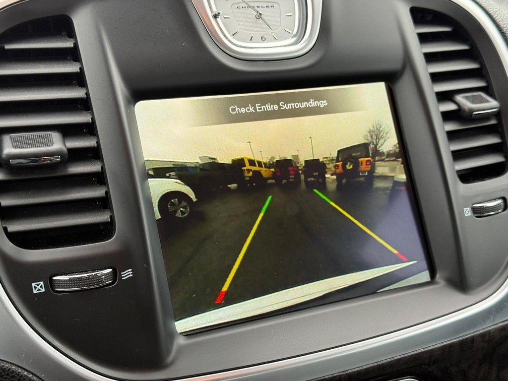 Chrysler 300 Vehicle Full-screen Gallery Image 15