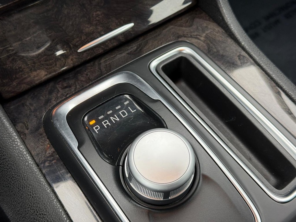 Chrysler 300 Vehicle Full-screen Gallery Image 17