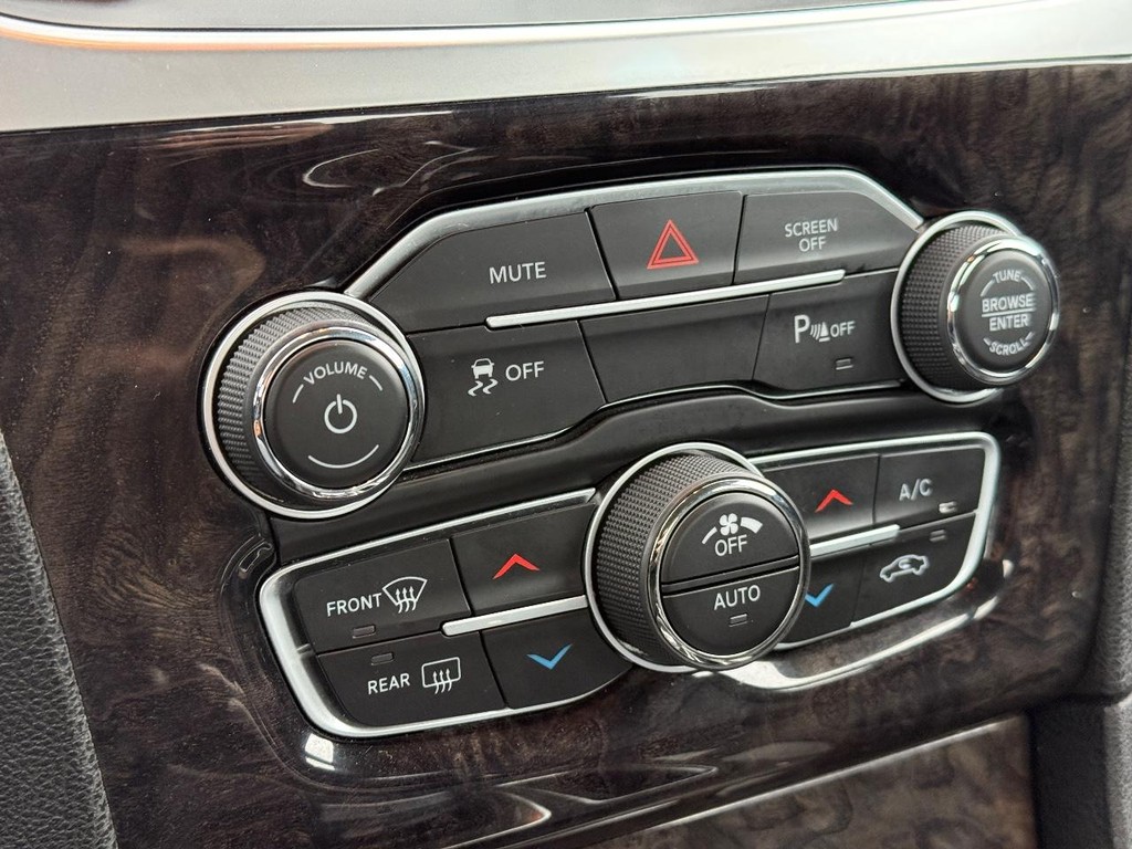 Chrysler 300 Vehicle Full-screen Gallery Image 19