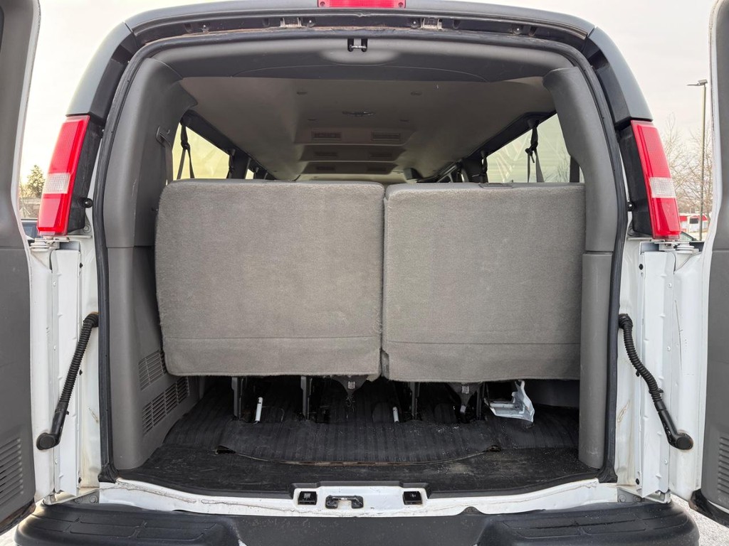 Chevrolet Express Passenger Vehicle Full-screen Gallery Image 05