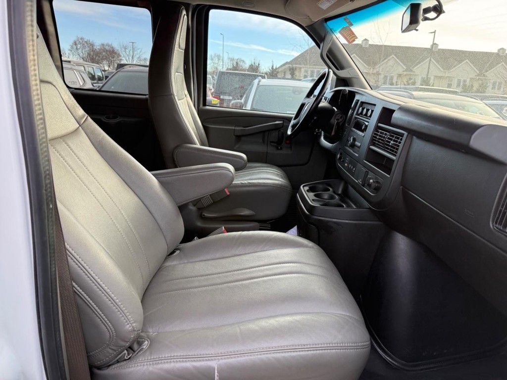Chevrolet Express Passenger Vehicle Full-screen Gallery Image 06