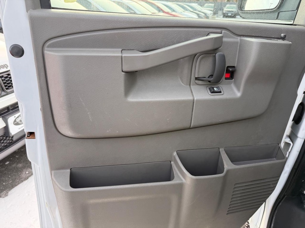 Chevrolet Express Passenger Vehicle Full-screen Gallery Image 11