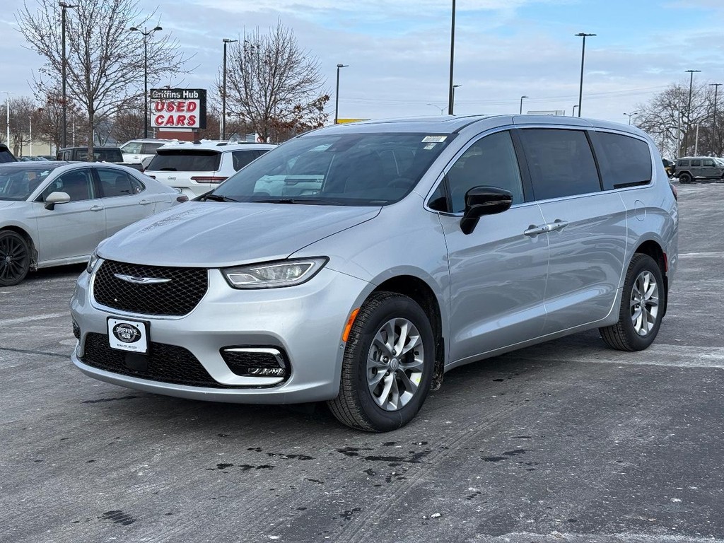 Chrysler Pacifica Vehicle Full-screen Gallery Image 05