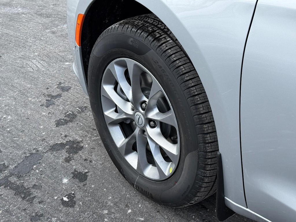 Chrysler Pacifica Vehicle Full-screen Gallery Image 08