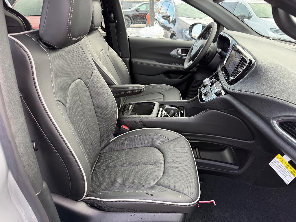 Chrysler Pacifica Vehicle Full-screen Gallery Image 09