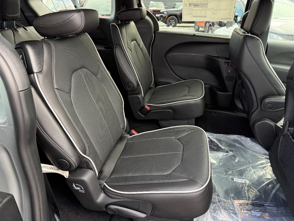 Chrysler Pacifica Vehicle Full-screen Gallery Image 10