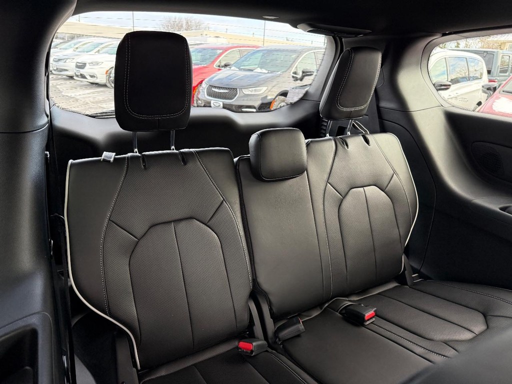 Chrysler Pacifica Vehicle Full-screen Gallery Image 11