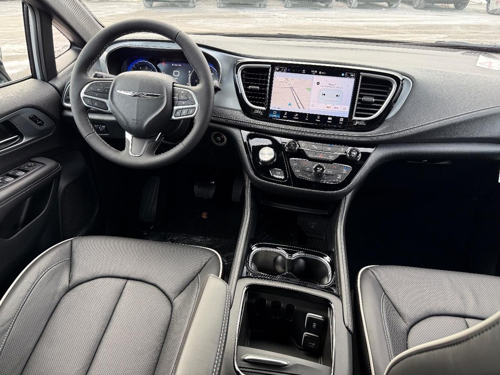 Chrysler Pacifica Vehicle Full-screen Gallery Image 12