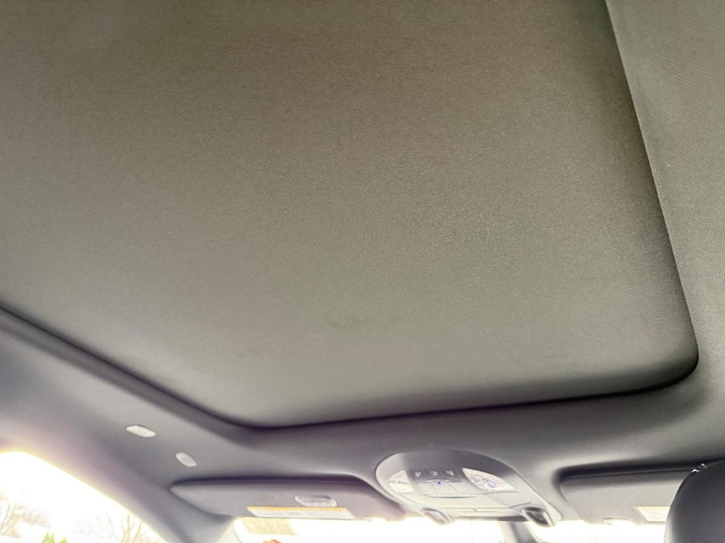 Chrysler Pacifica Vehicle Full-screen Gallery Image 13