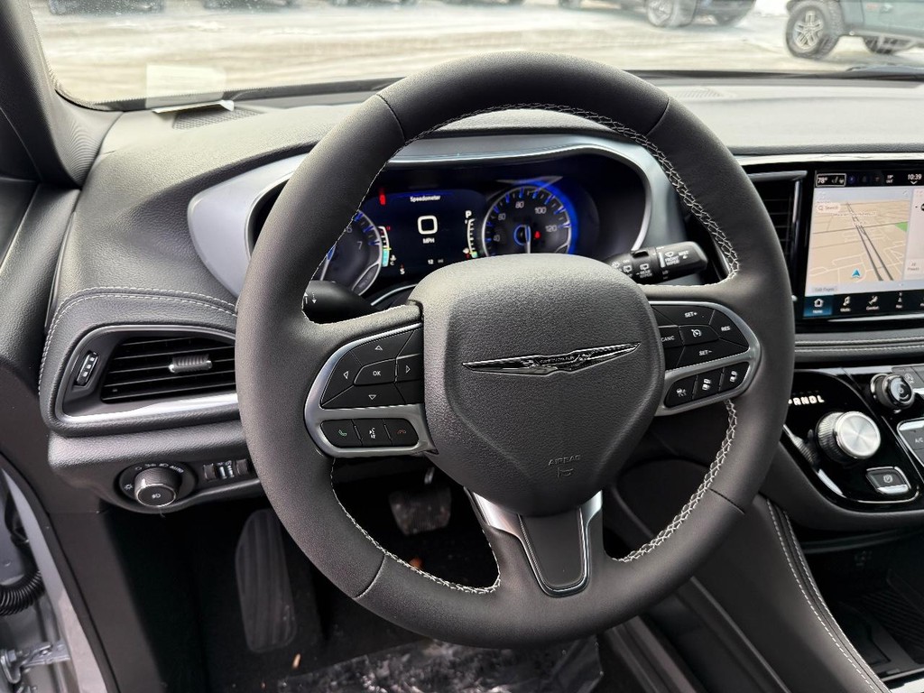 Chrysler Pacifica Vehicle Full-screen Gallery Image 14