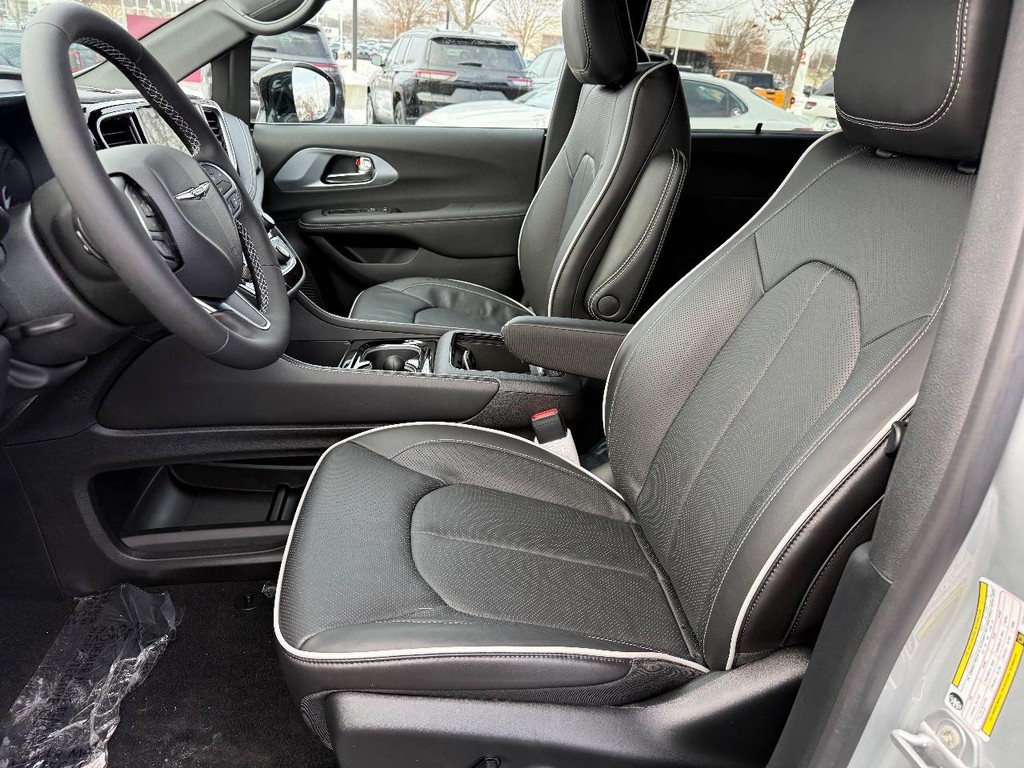 Chrysler Pacifica Vehicle Full-screen Gallery Image 15