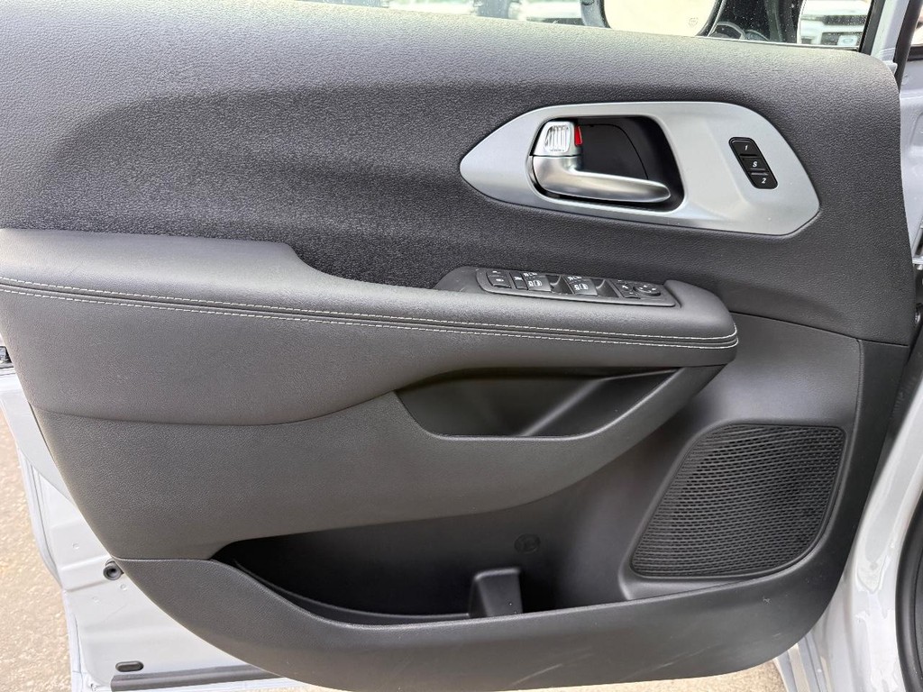 Chrysler Pacifica Vehicle Full-screen Gallery Image 16