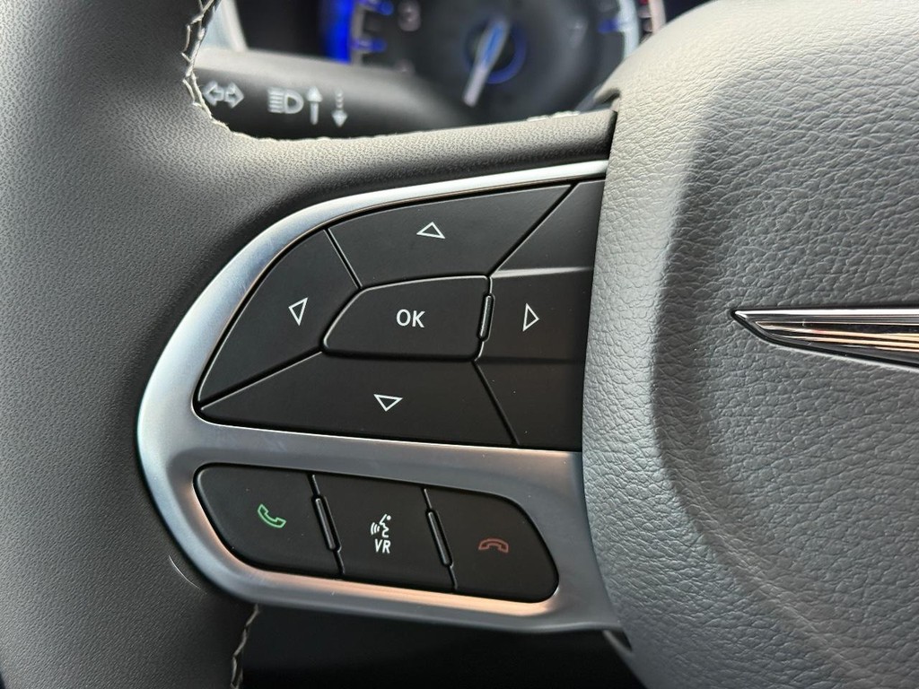 Chrysler Pacifica Vehicle Full-screen Gallery Image 17