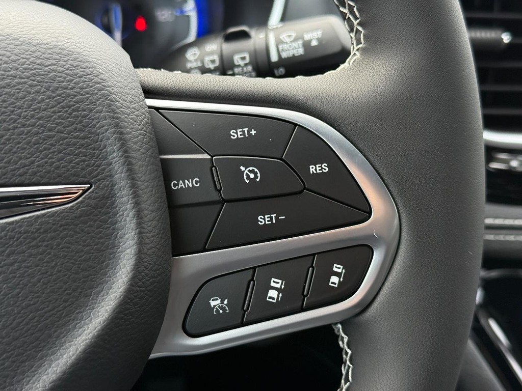 Chrysler Pacifica Vehicle Full-screen Gallery Image 18