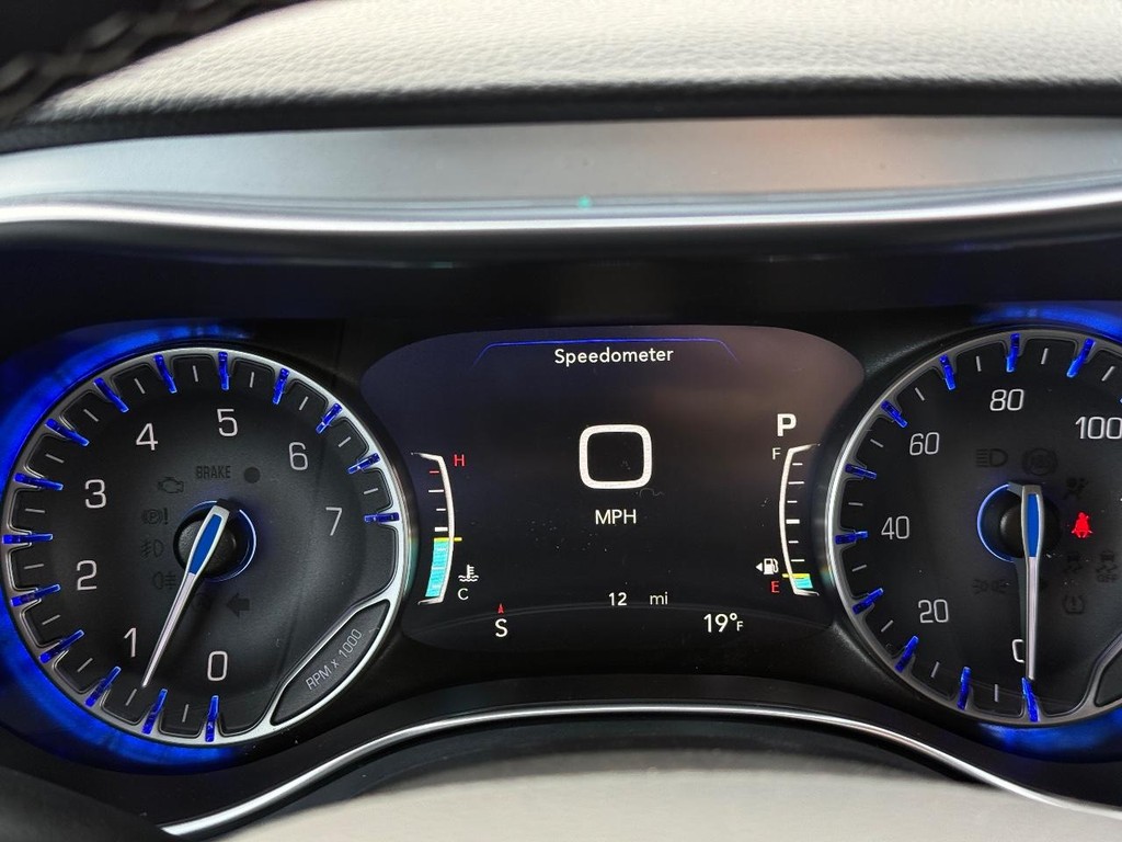 Chrysler Pacifica Vehicle Full-screen Gallery Image 19