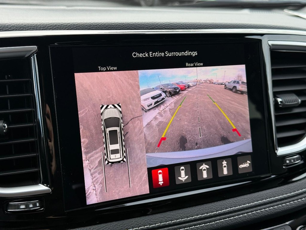 Chrysler Pacifica Vehicle Full-screen Gallery Image 21