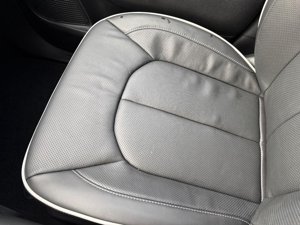 Chrysler Pacifica Vehicle Full-screen Gallery Image 24