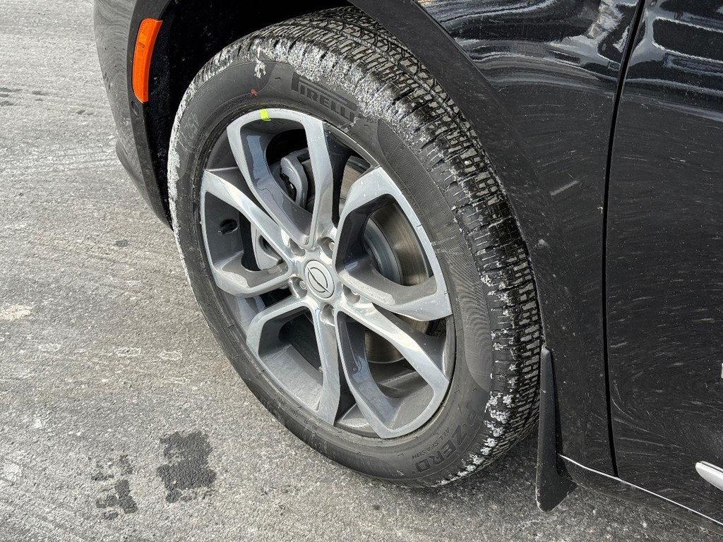 Chrysler Pacifica Vehicle Full-screen Gallery Image 08