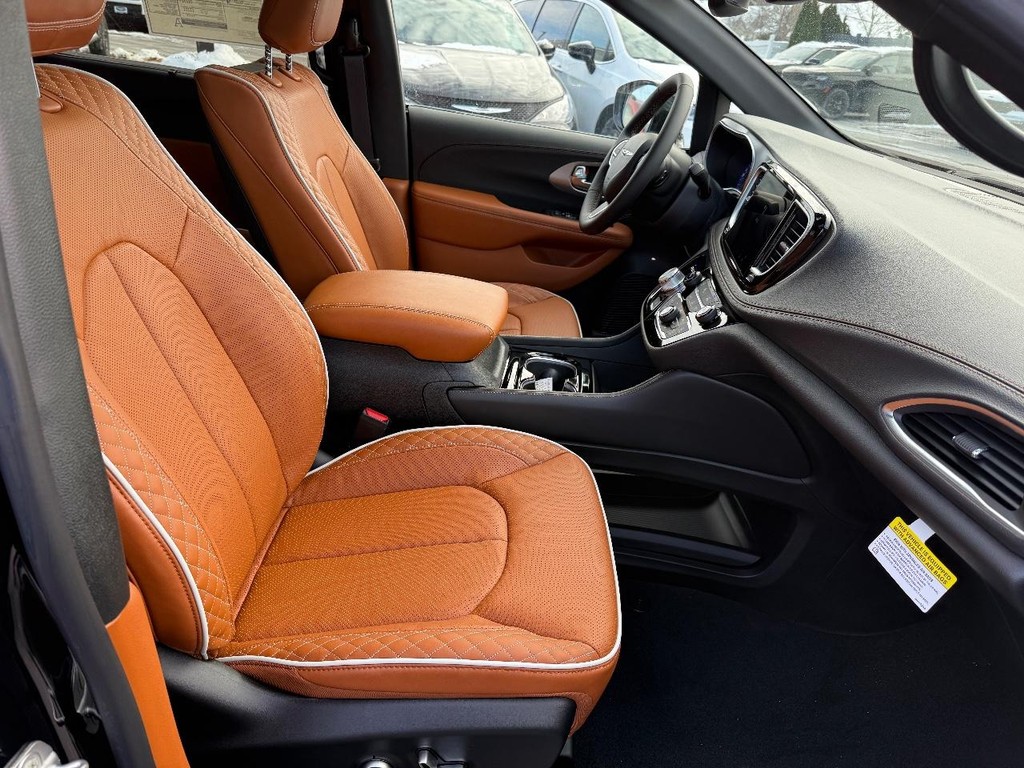 Chrysler Pacifica Vehicle Full-screen Gallery Image 09