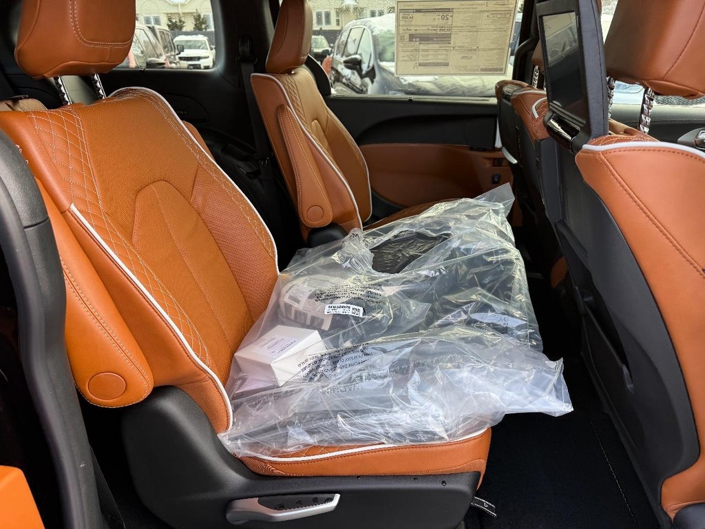 Chrysler Pacifica Vehicle Full-screen Gallery Image 10