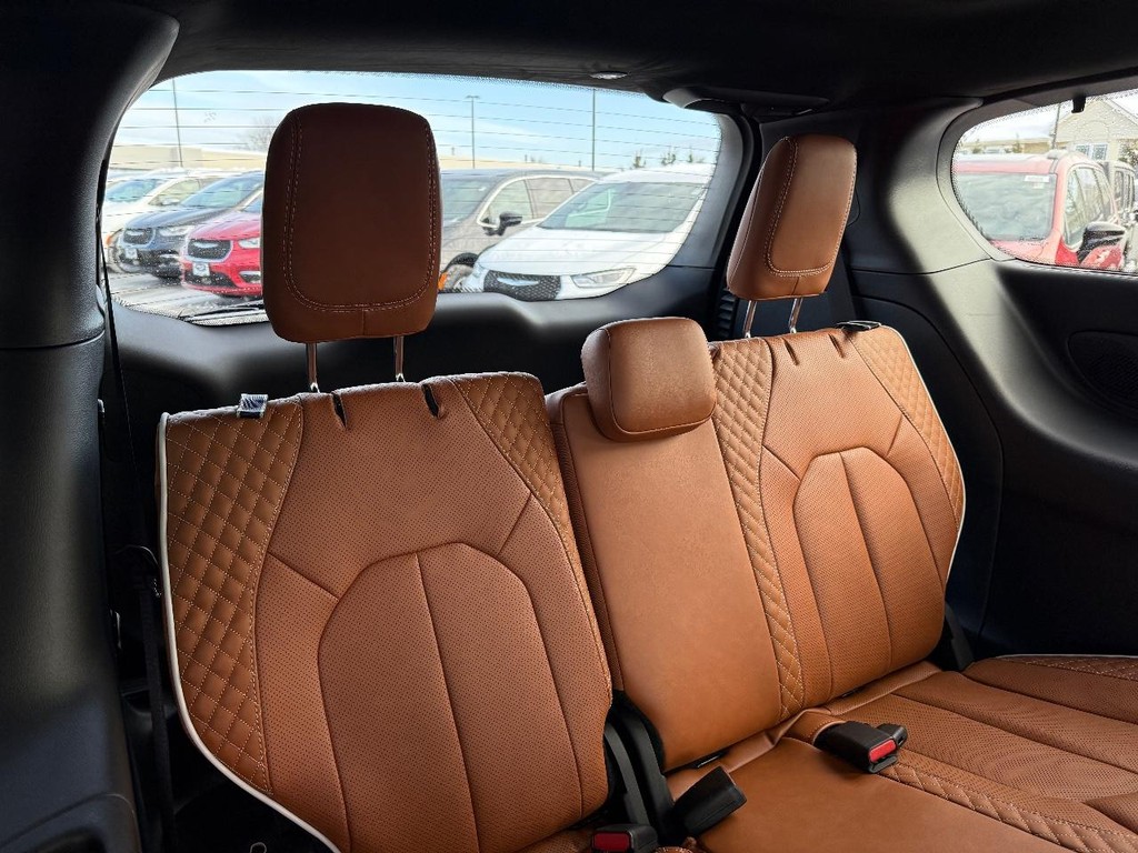 Chrysler Pacifica Vehicle Full-screen Gallery Image 11