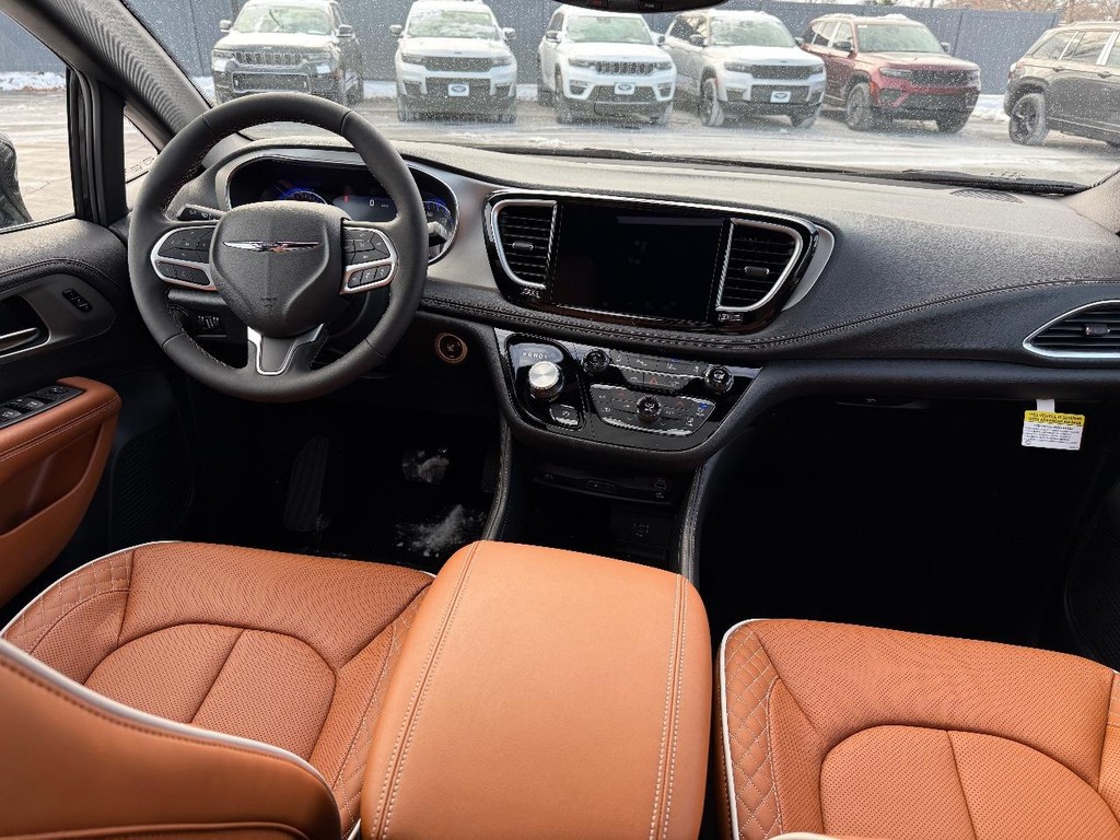 Chrysler Pacifica Vehicle Full-screen Gallery Image 12