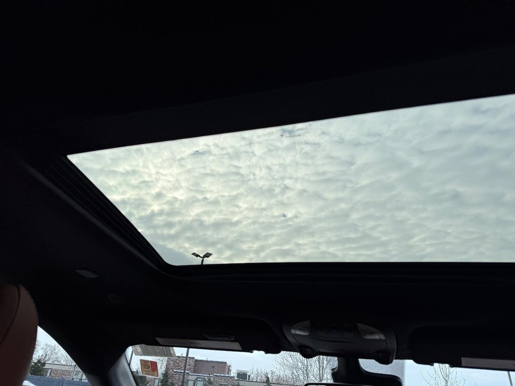 Chrysler Pacifica Vehicle Full-screen Gallery Image 13