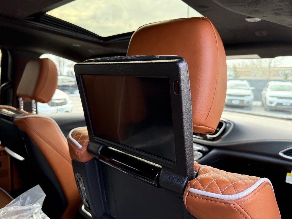 Chrysler Pacifica Vehicle Full-screen Gallery Image 14