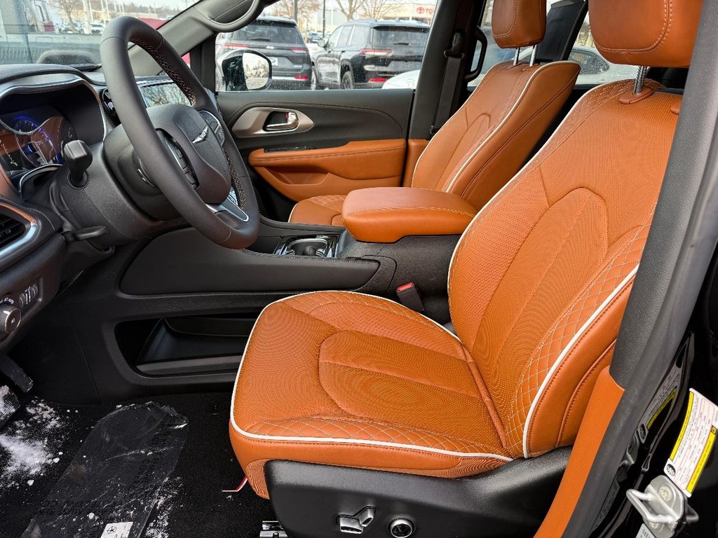 Chrysler Pacifica Vehicle Full-screen Gallery Image 15