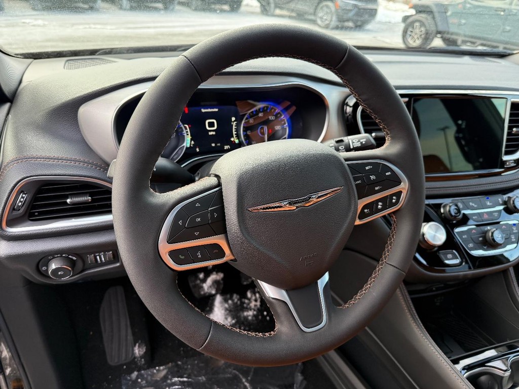 Chrysler Pacifica Vehicle Full-screen Gallery Image 16