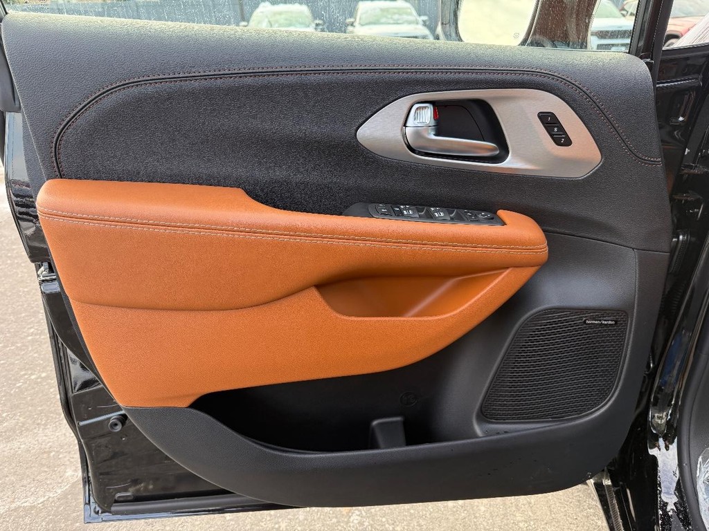 Chrysler Pacifica Vehicle Full-screen Gallery Image 17