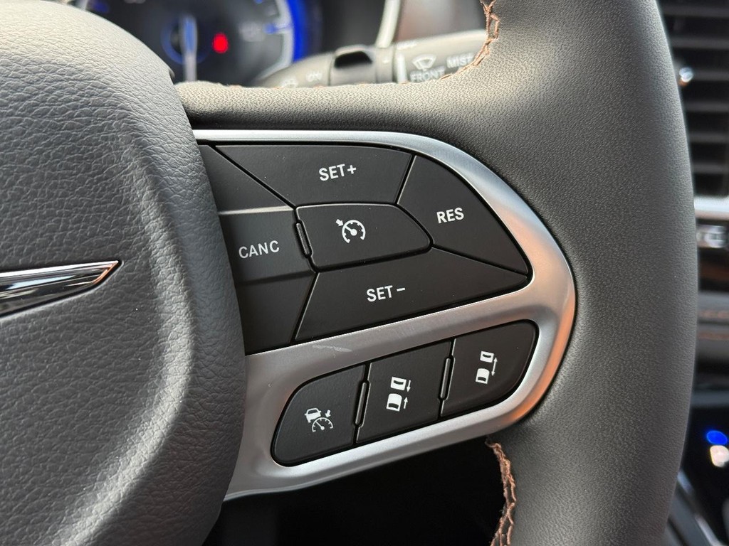 Chrysler Pacifica Vehicle Full-screen Gallery Image 19