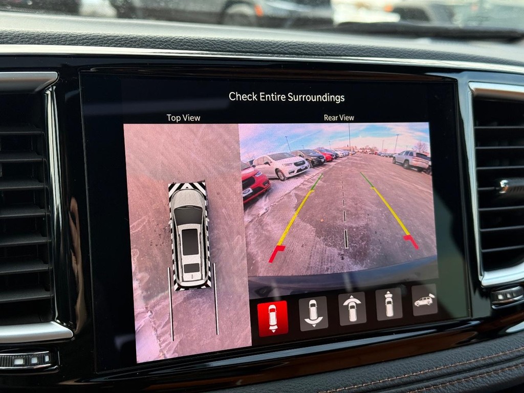 Chrysler Pacifica Vehicle Full-screen Gallery Image 22