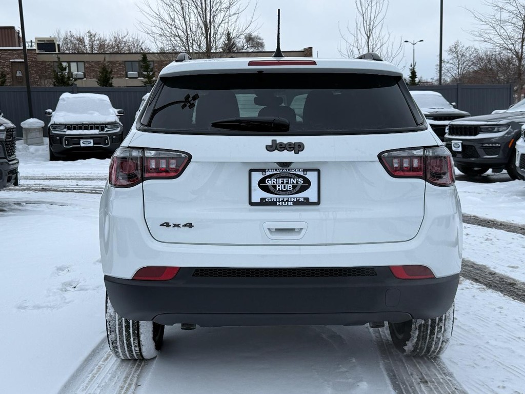 Jeep Compass Vehicle Full-screen Gallery Image 04