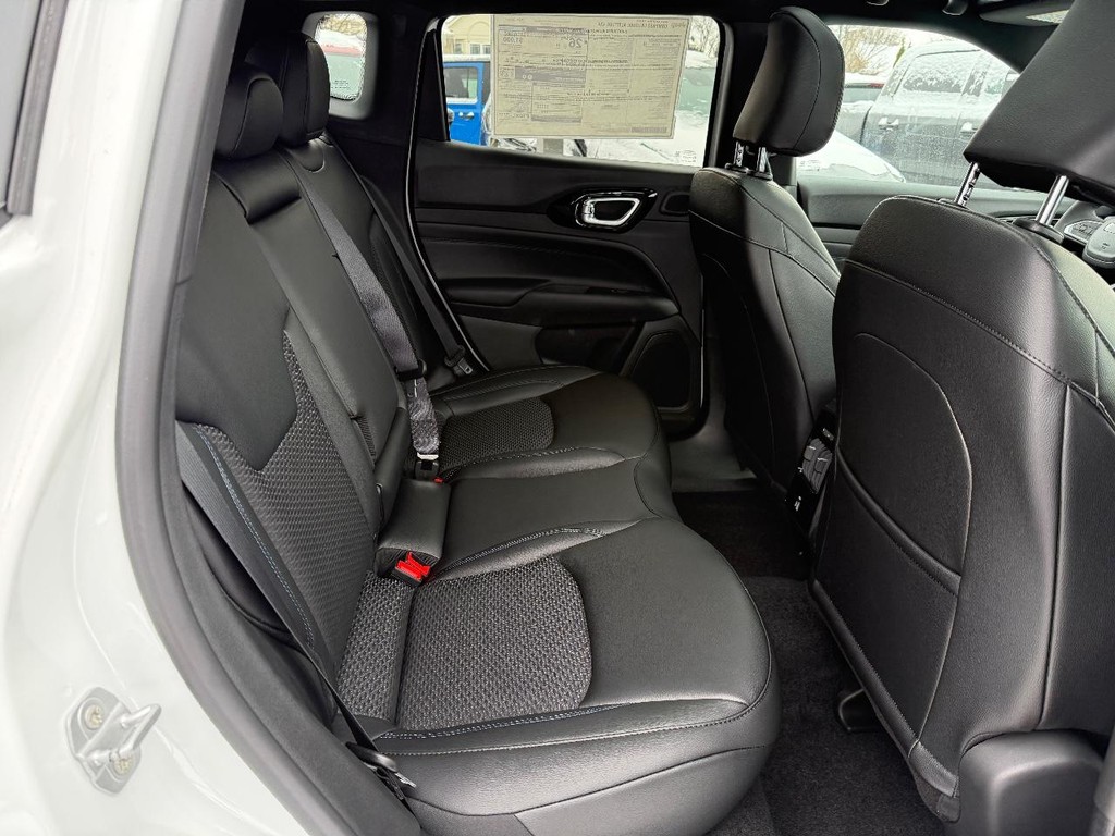 Jeep Compass Vehicle Full-screen Gallery Image 08