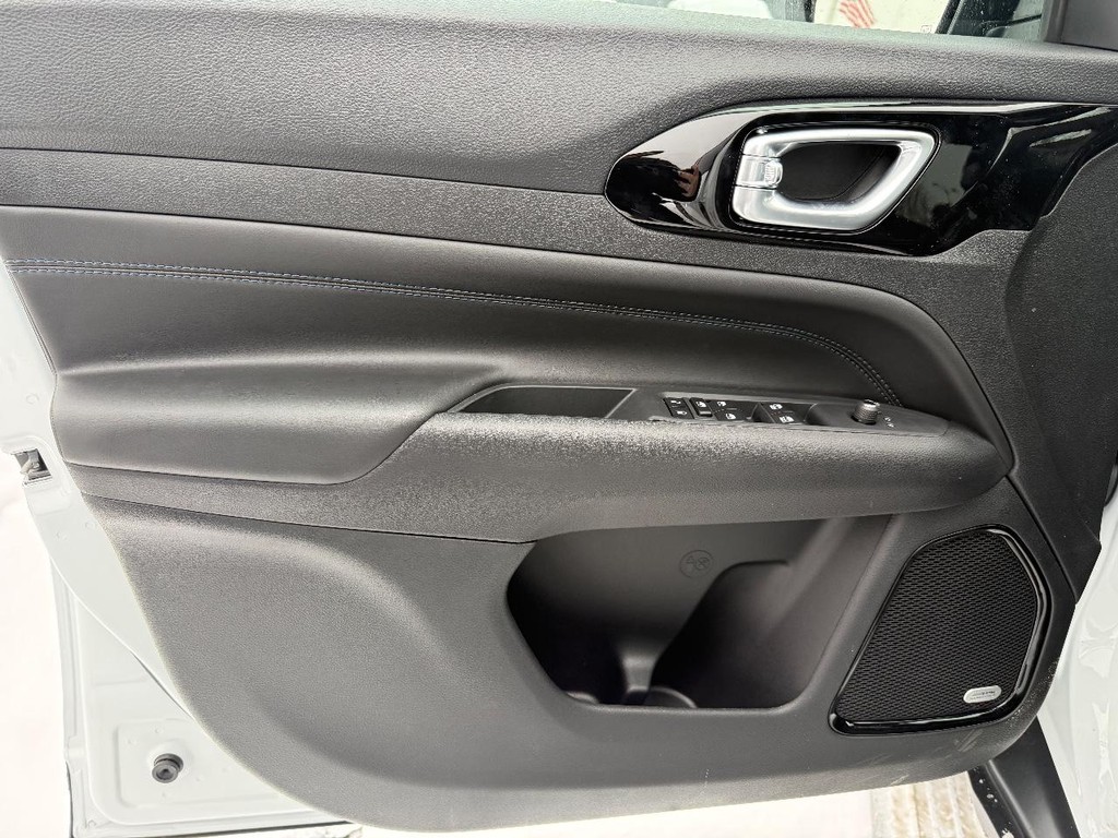 Jeep Compass Vehicle Full-screen Gallery Image 13