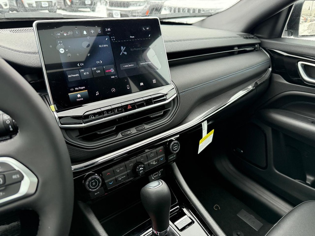 Jeep Compass Vehicle Full-screen Gallery Image 19