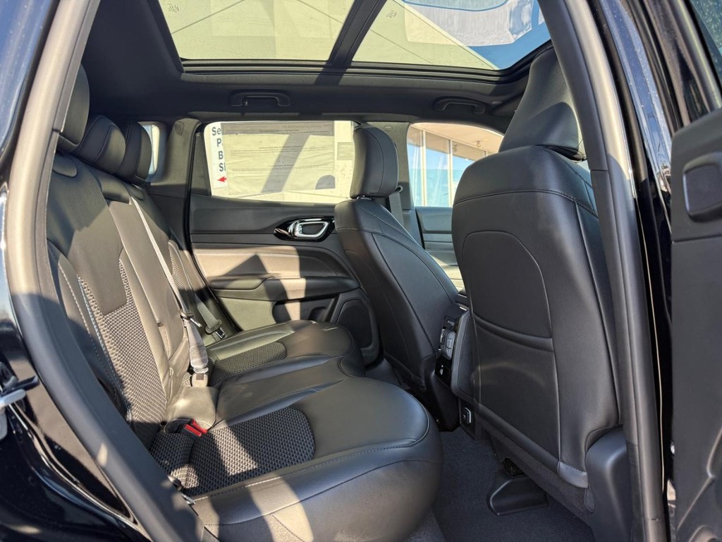 Jeep Compass Vehicle Full-screen Gallery Image 06