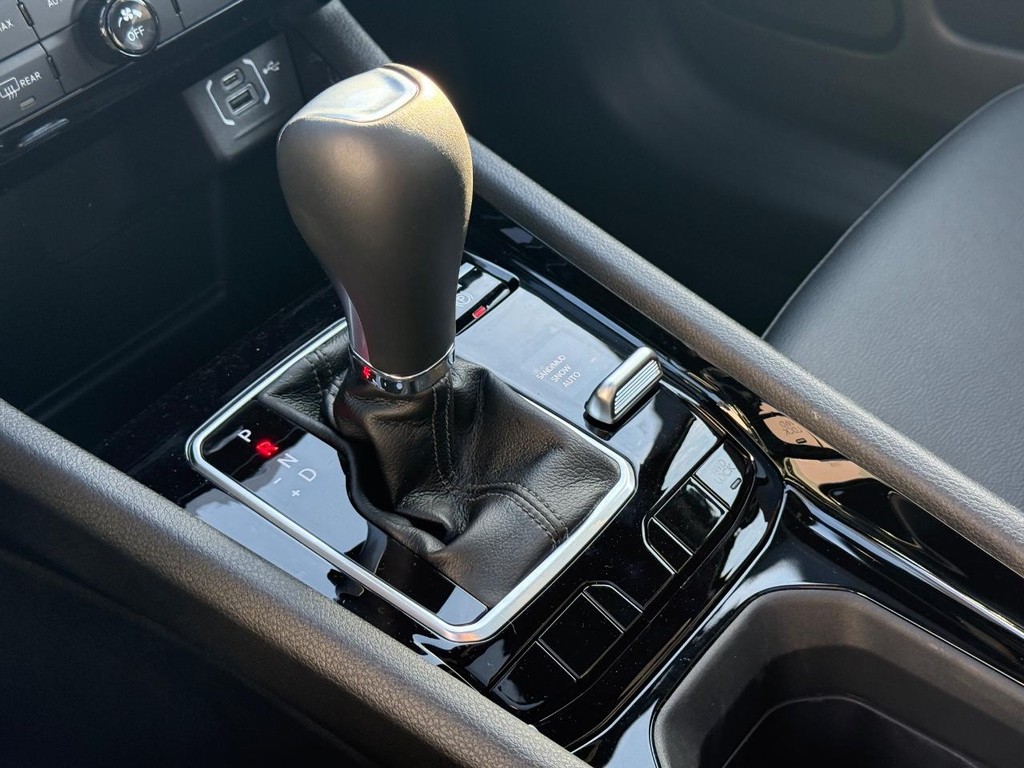 Jeep Compass Vehicle Full-screen Gallery Image 15