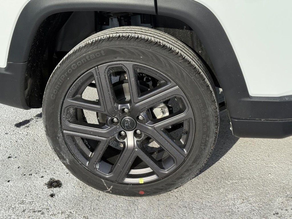 Jeep Compass Vehicle Full-screen Gallery Image 05