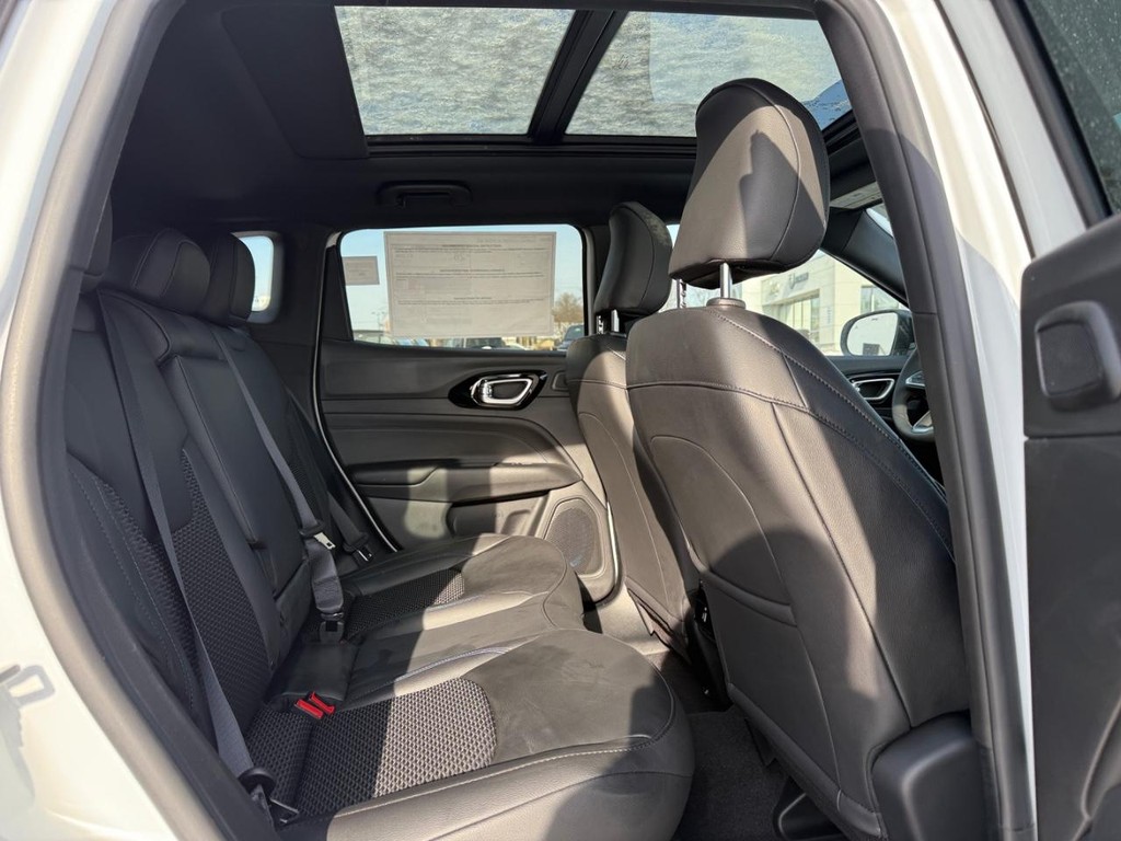 Jeep Compass Vehicle Full-screen Gallery Image 06