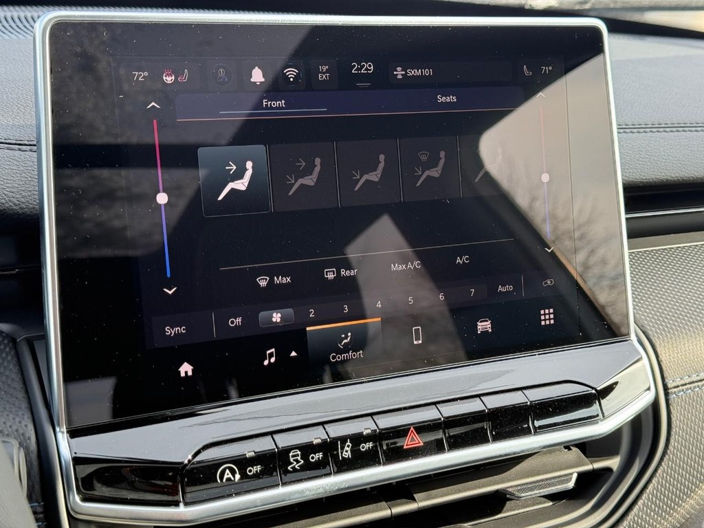 Jeep Compass Vehicle Full-screen Gallery Image 13