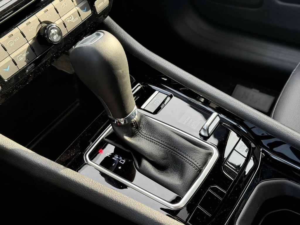 Jeep Compass Vehicle Full-screen Gallery Image 15