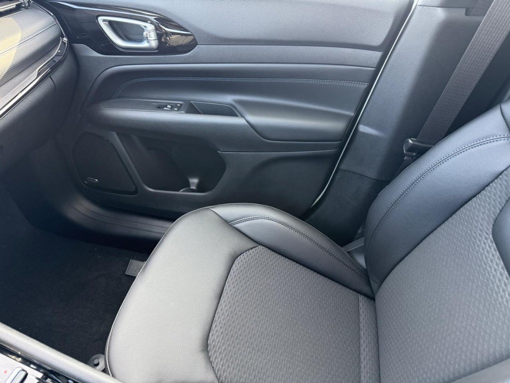 Jeep Compass Vehicle Full-screen Gallery Image 16