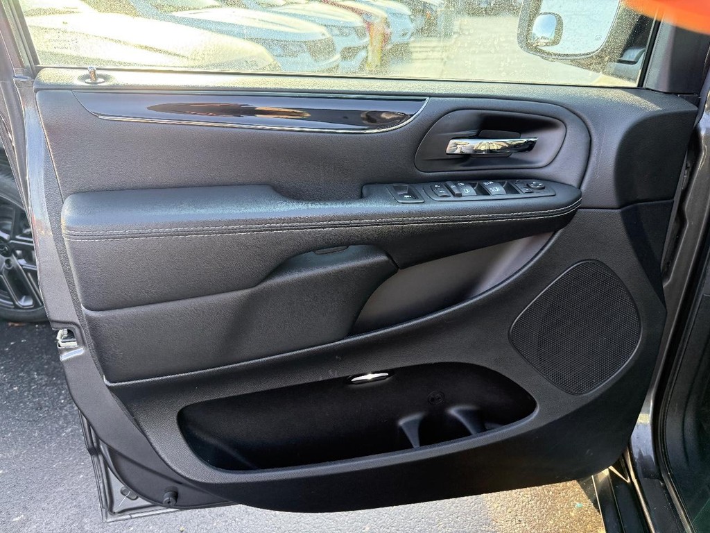 Dodge Grand Caravan Vehicle Full-screen Gallery Image 12