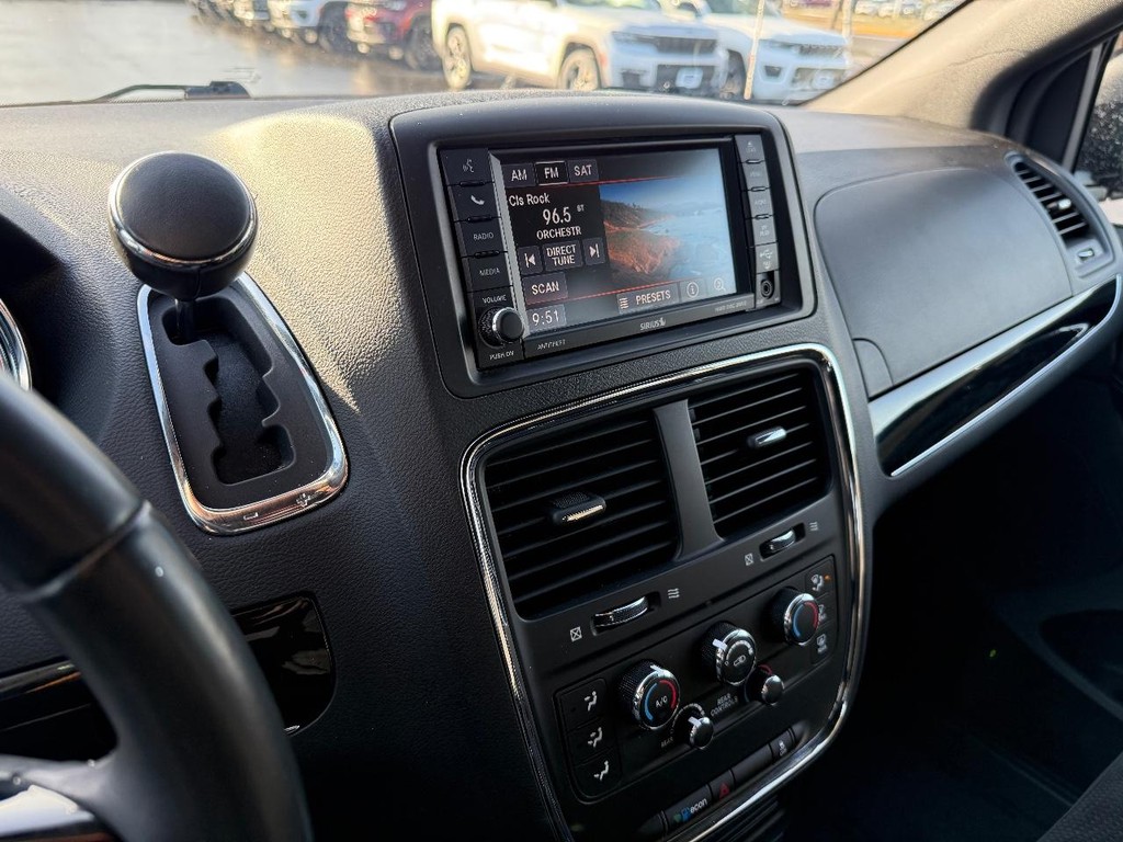 Dodge Grand Caravan Vehicle Full-screen Gallery Image 17