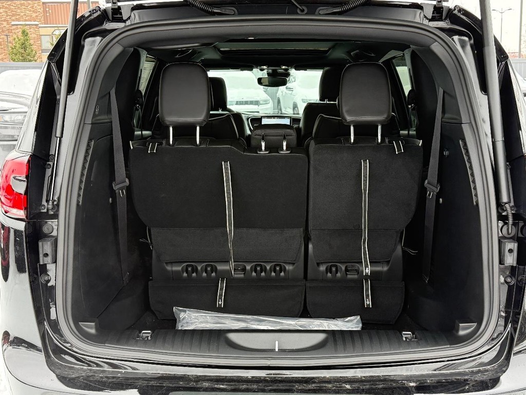 Chrysler Pacifica Vehicle Full-screen Gallery Image 05