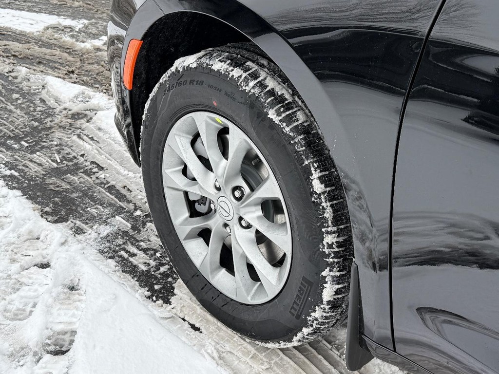 Chrysler Pacifica Vehicle Full-screen Gallery Image 06