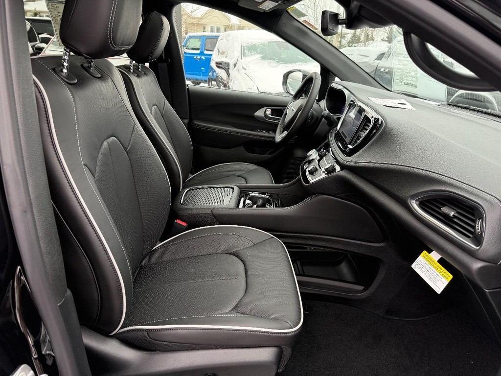 Chrysler Pacifica Vehicle Full-screen Gallery Image 07